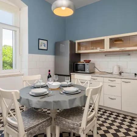 Celio-cega For 4+2, Center Villa