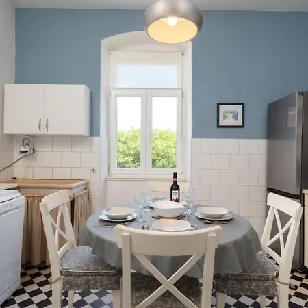 Celio-cega For 4+2, Center * Trogir