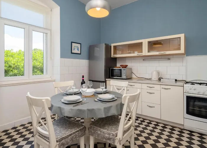 Celio-cega For 4+2, Center Villa