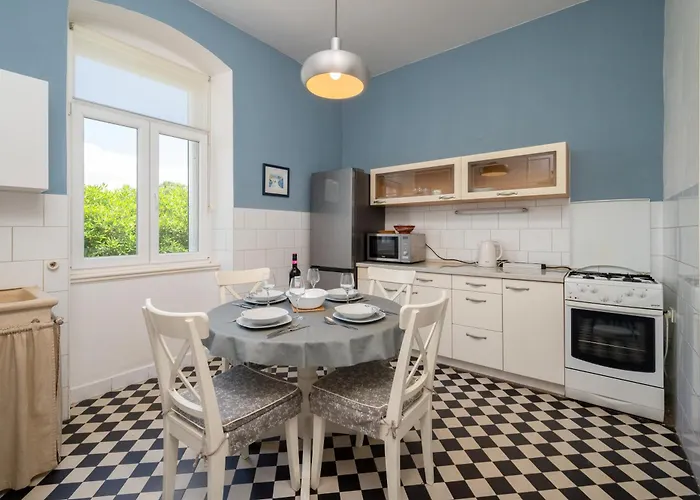 Celio-cega For 4+2, Center * Trogir