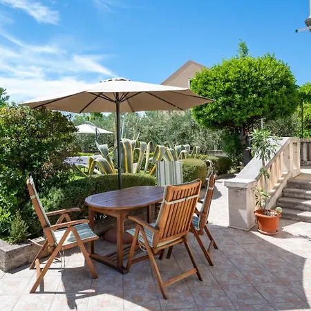 Celio-cega For 4+2, Center Трогір