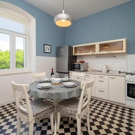 Celio-cega For 4+2, Center * Трогір